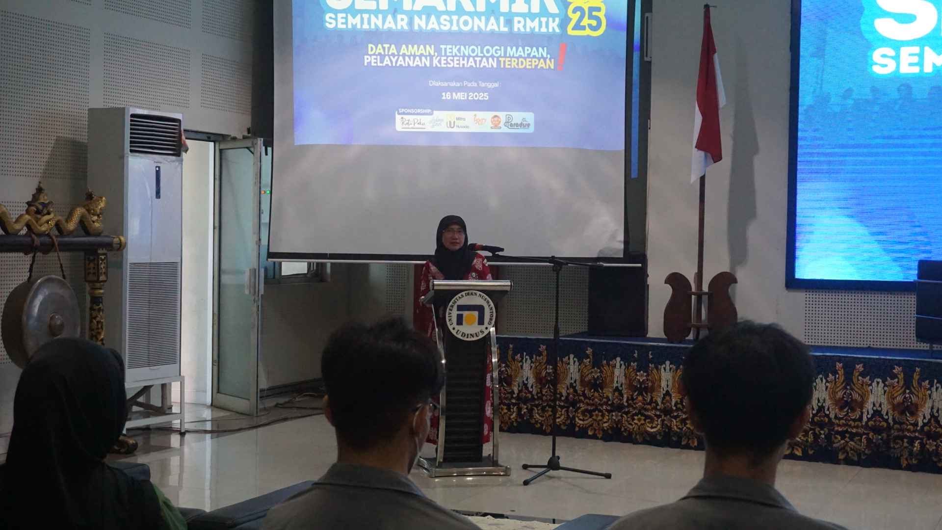 Sambutan dan Pembukaan Acara oleh Dekan Fakultas Kesehatan Ibu Enny Rachmani, SKM, M.Kom, PH.D.